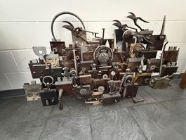 Wandobjekt aus alten Metallschlössern und Werkzeugen