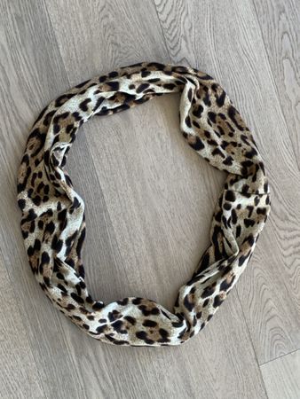 Leopard Print Scarf - Warm & Stylish (round)