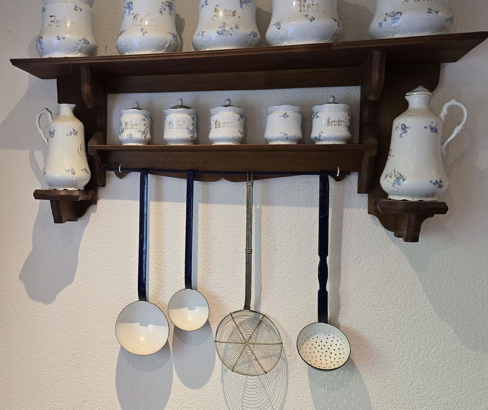 Cucine complete: Antikes Küchenensemble mit Töpfen und Schöpfkellen Emaille  – Usato da Kestenholz venduto da _Nostalgia_
