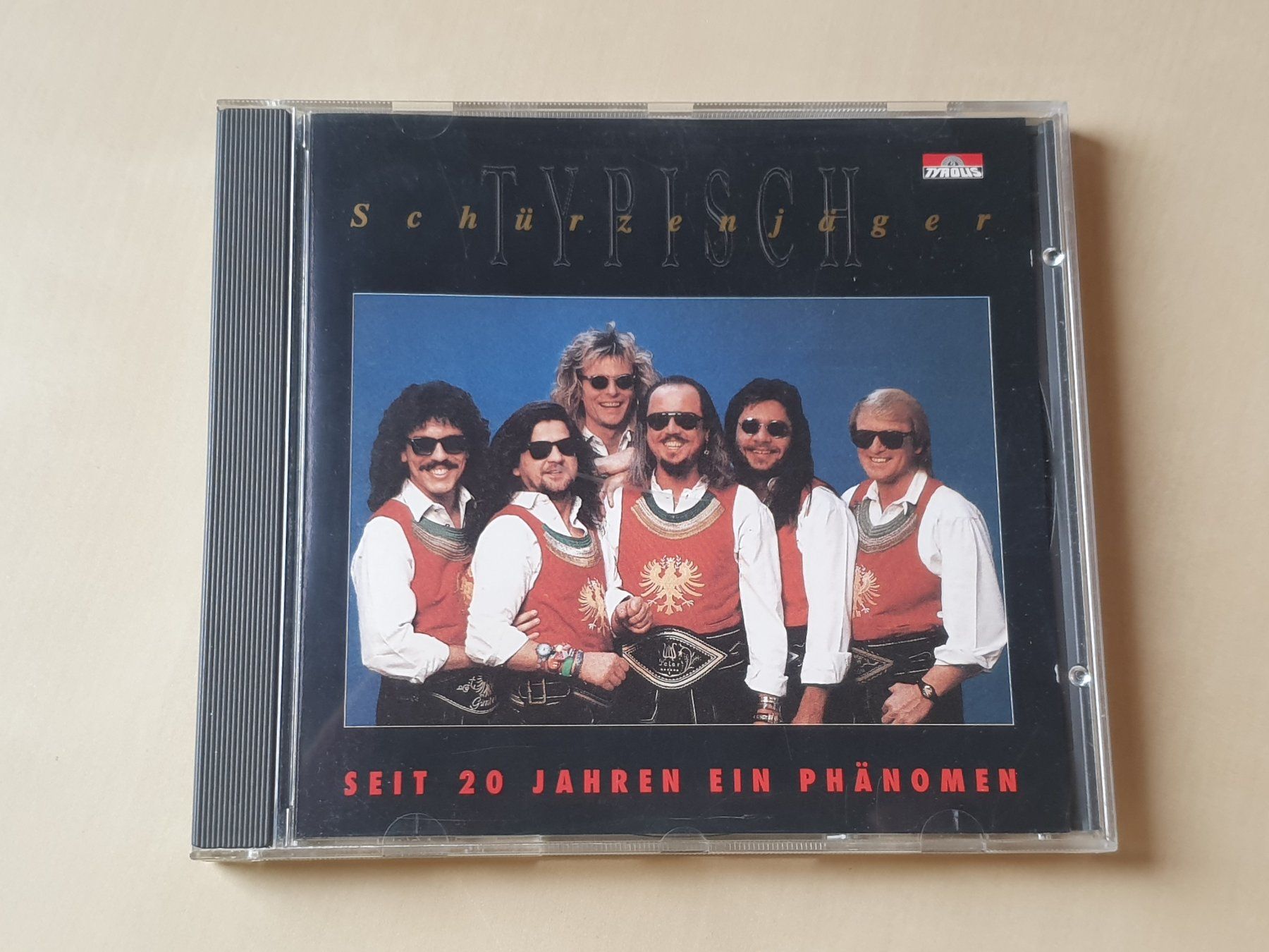 CD: Typisch Schürzenjäger Seit 20 Jahren ein Phänomen – Usato da Stansstad venduto da collectorsshop