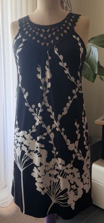 Elegant sleeveless summer dress with floral print