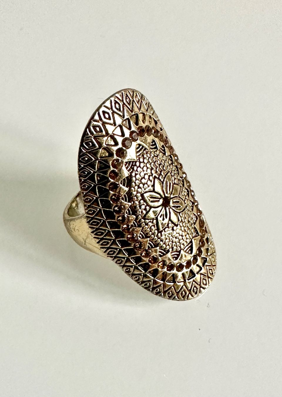 Anelli: Messingfarbener Ring mit hübschem Muster – Usato da Bern venduto da Fraeuleinhonig
