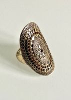 Messingfarbener Ring mit hübschem Muster