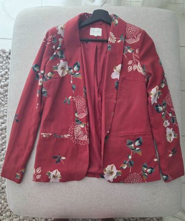 Blazer Vila Himbeer Farbe Blumenmuster langarm Grösse 34