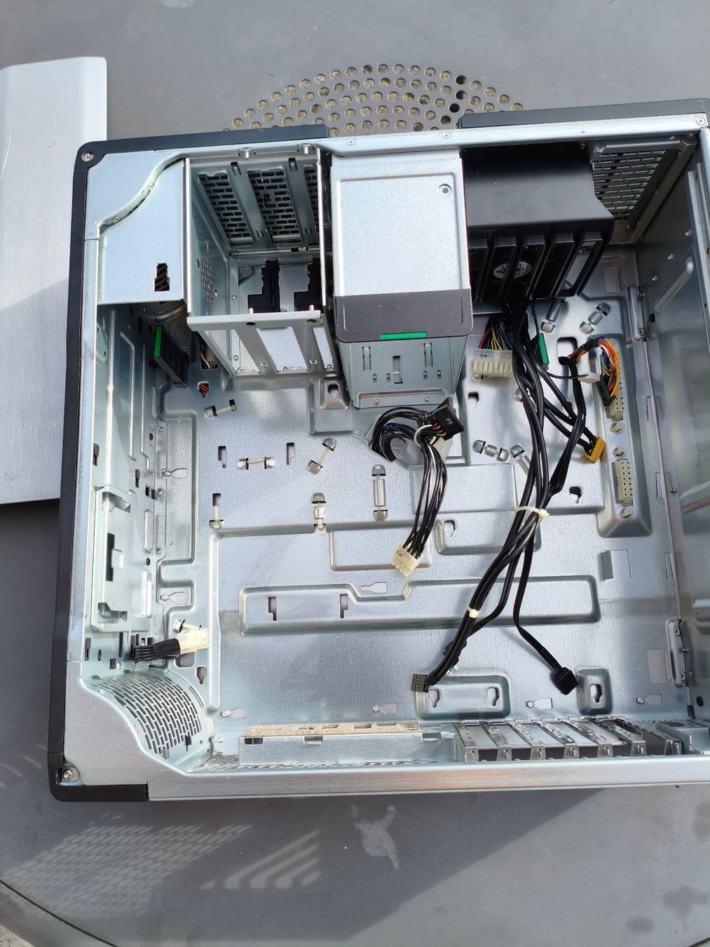 Hewlett Packard Custodie: HP Z600 Workstation Gehäuse, Case, Server PC, Leergehäuse – Usato da Meggen venduto da bigbrother_martin 9