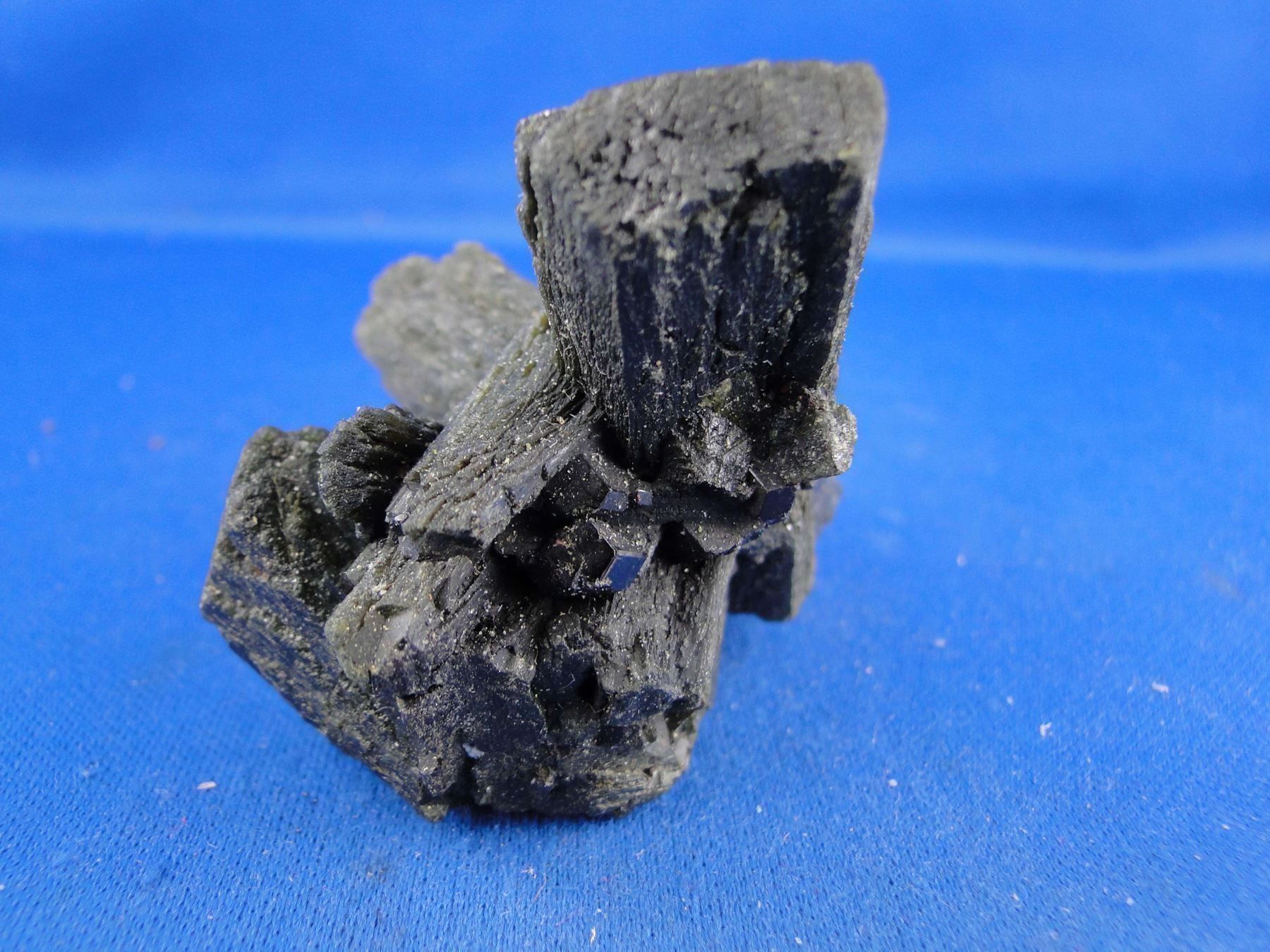 Minerali & Pietre curative: Granat var Melanit auf Epidot – Usato da Schinznach Bad venduto da Demerald 2