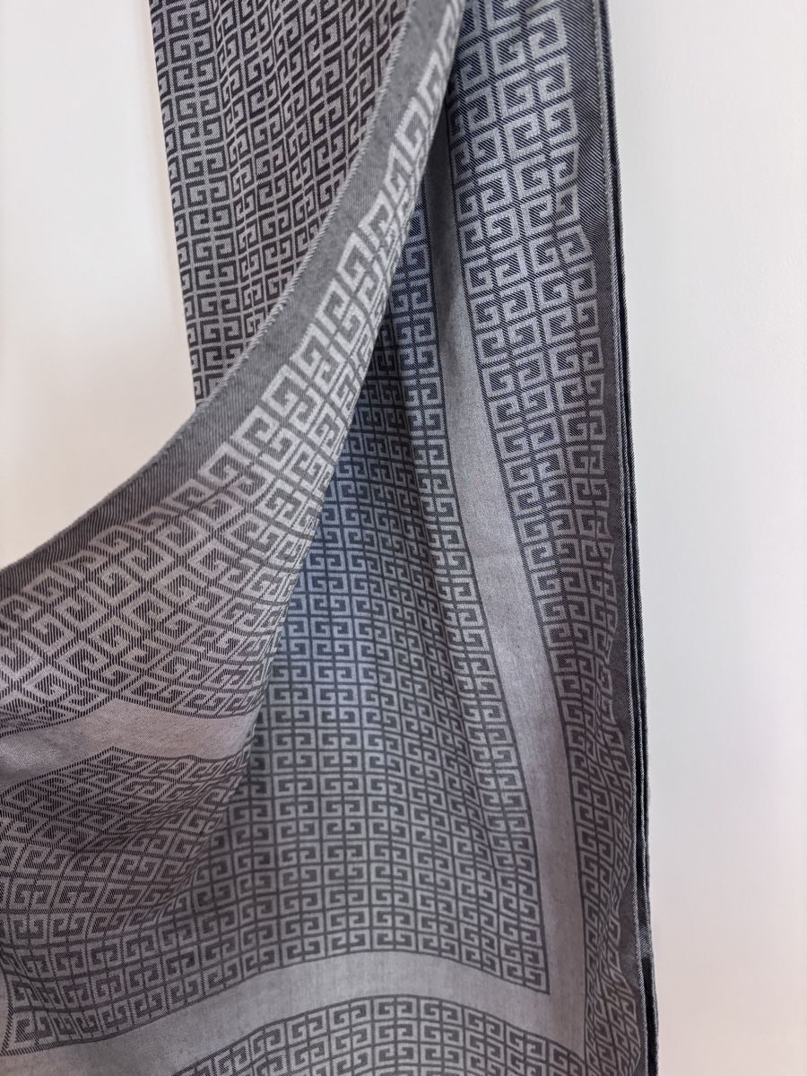 Givenchy Foulard & Sciarpe: Givenchy Autumn Scarf: Grey Designer Scarf – Nuovo (secondo la descrizione) da Zürich venduto da Grothschild 4