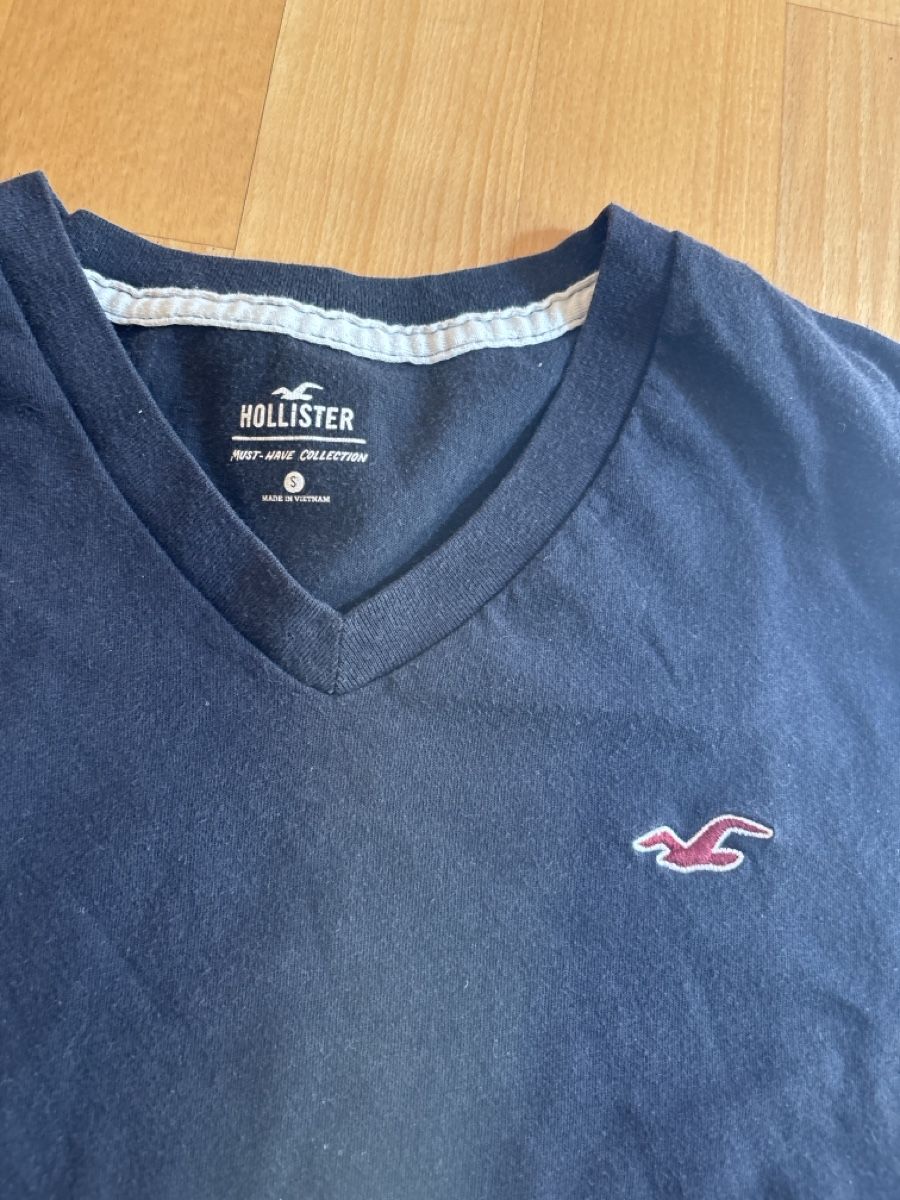 Hollister T-Shirts: Hollister Black T-Shirt – Gebraucht aus Chexbres von doe_xns6 1