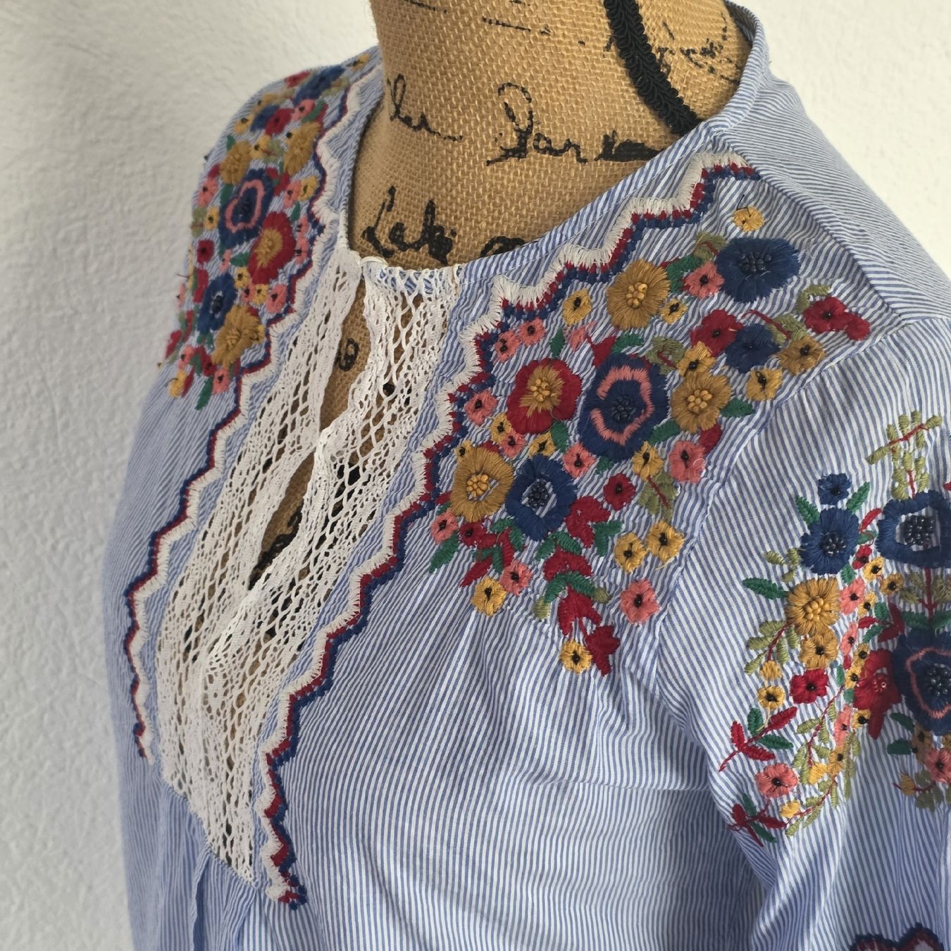 Zara Camicette: Zara Basic Bluse, Gr. M, blau gestreift, Blumenstickerei – Nuovo (secondo la descrizione) da Rheinsulz venduto da Gilea 5