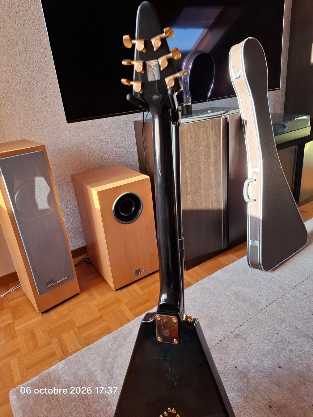 Strumenti musicali: Brian by Bacchus Flying V Black / Gold + coffre + câble – Usato da Yverdon-les-Bains venduto da Dan00 6