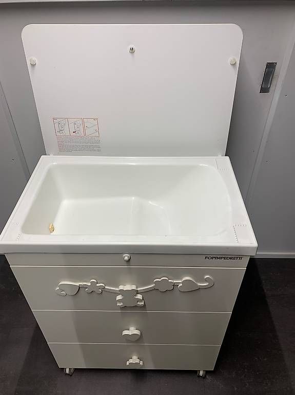 Wickeltisch & Zubehör: Massiver Wickeltisch mit integrierter Badewanne – Gebraucht aus Bettlach von Mondial8 2