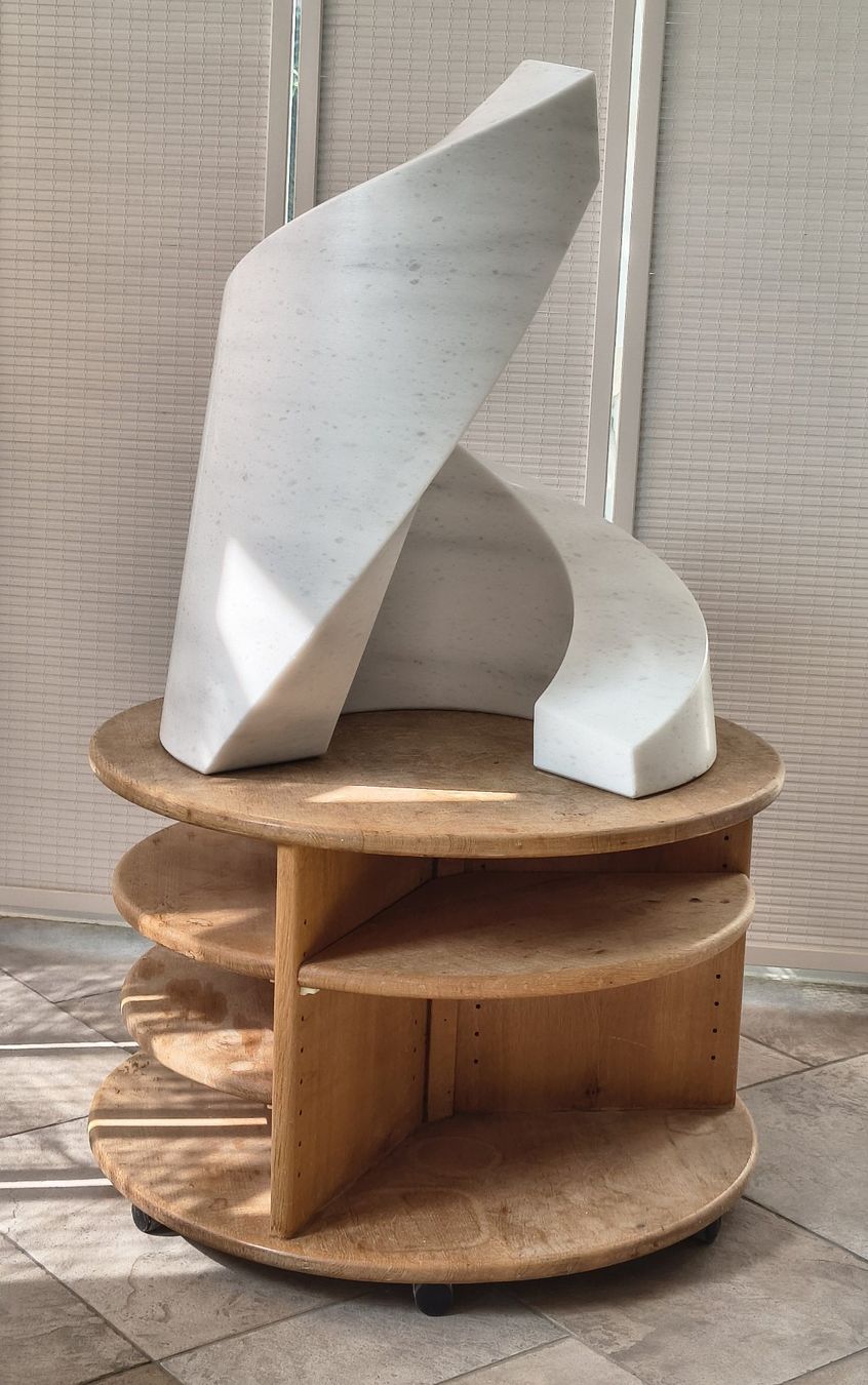Skulpturen & Statuen: Geometrische Marmor Skulptur mit Eichen Sockel – Gebraucht aus Buttikon SZ von off_jdc7
