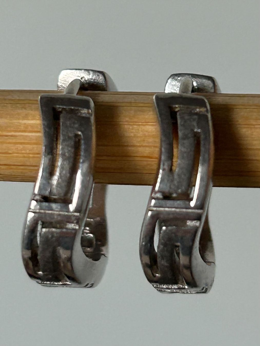 Ohrringe & -stecker: 925 Silber Klappcreolen mit geometrischem Design – Gebraucht aus Luterbach von Magnesium3