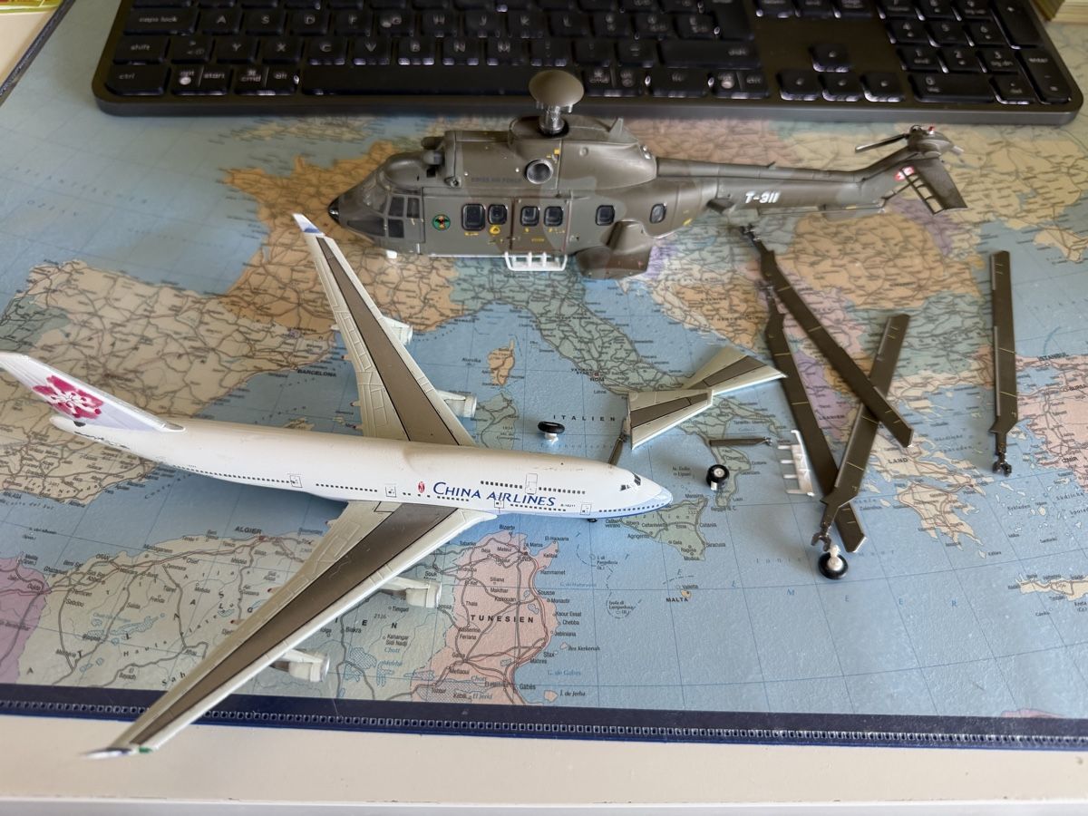 Modellbausätze & Standmodelle: Flugzeugmodelle China Airlines, Helikopter  – Defekt aus Niederhasli von Dully16 2