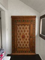 Antiker Holzschrank mit Bemalung gebraucht
