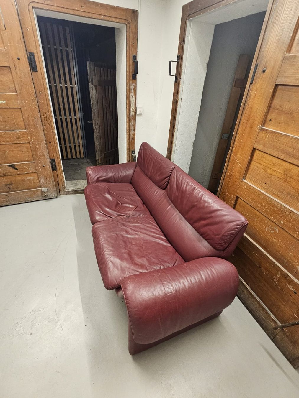 De Sede Divani: De Sede Sofa Modell 'DS-2011' in der Farbe Bordeaux – Usato da Zürich venduto da slay 1