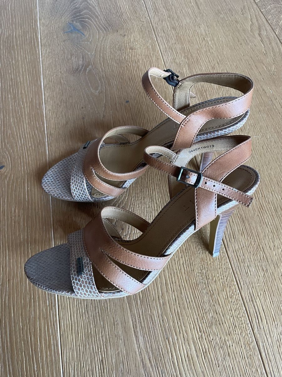 Esprit Scarpe da donna: High Heels / Riemen Sandalen – Usato da Aarwangen venduto da erd_ngx8