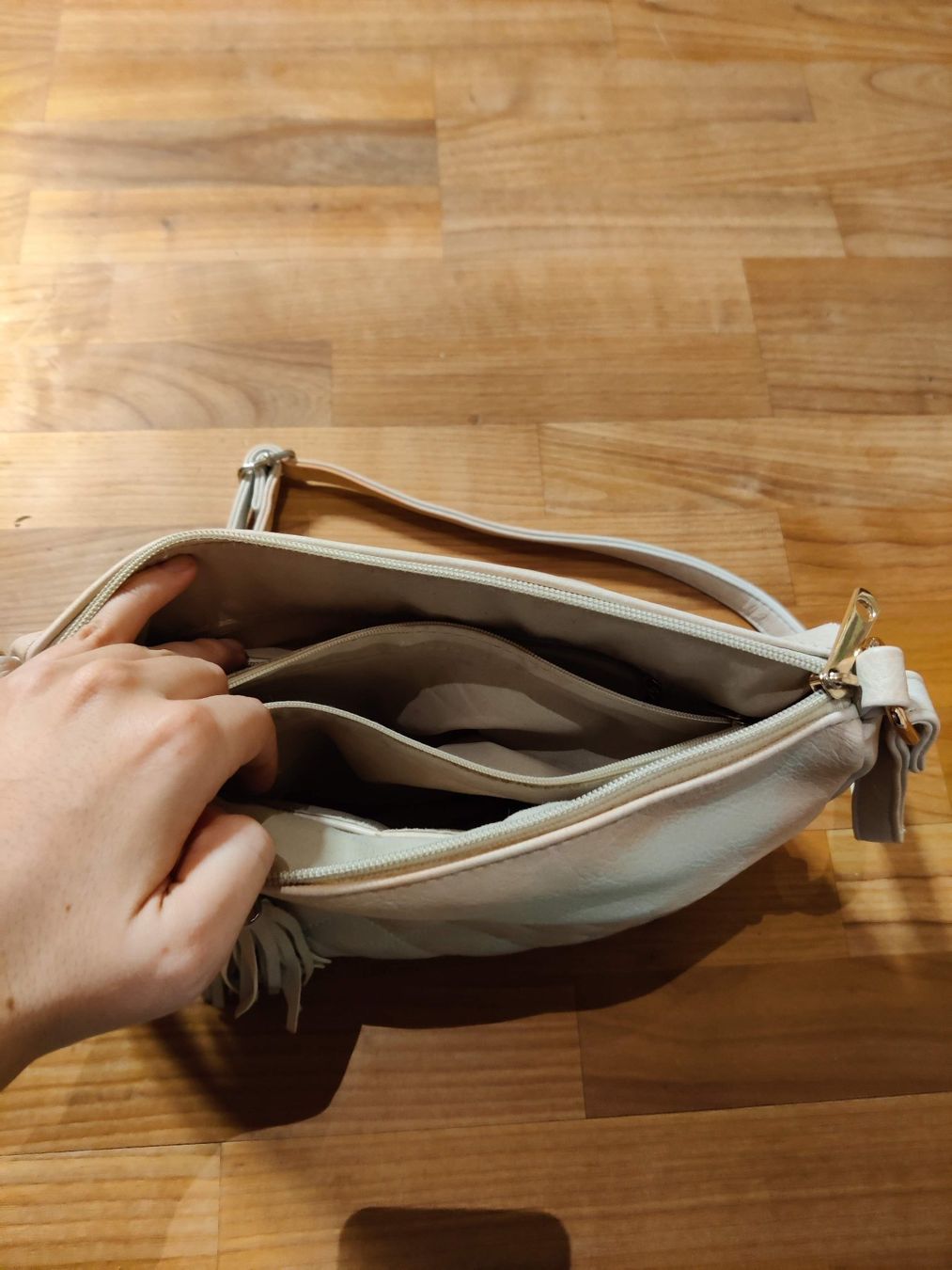 Borse da donna: Schöne Umhänge-tasche – Usato da Birmensdorf ZH venduto da Nebuliane 3