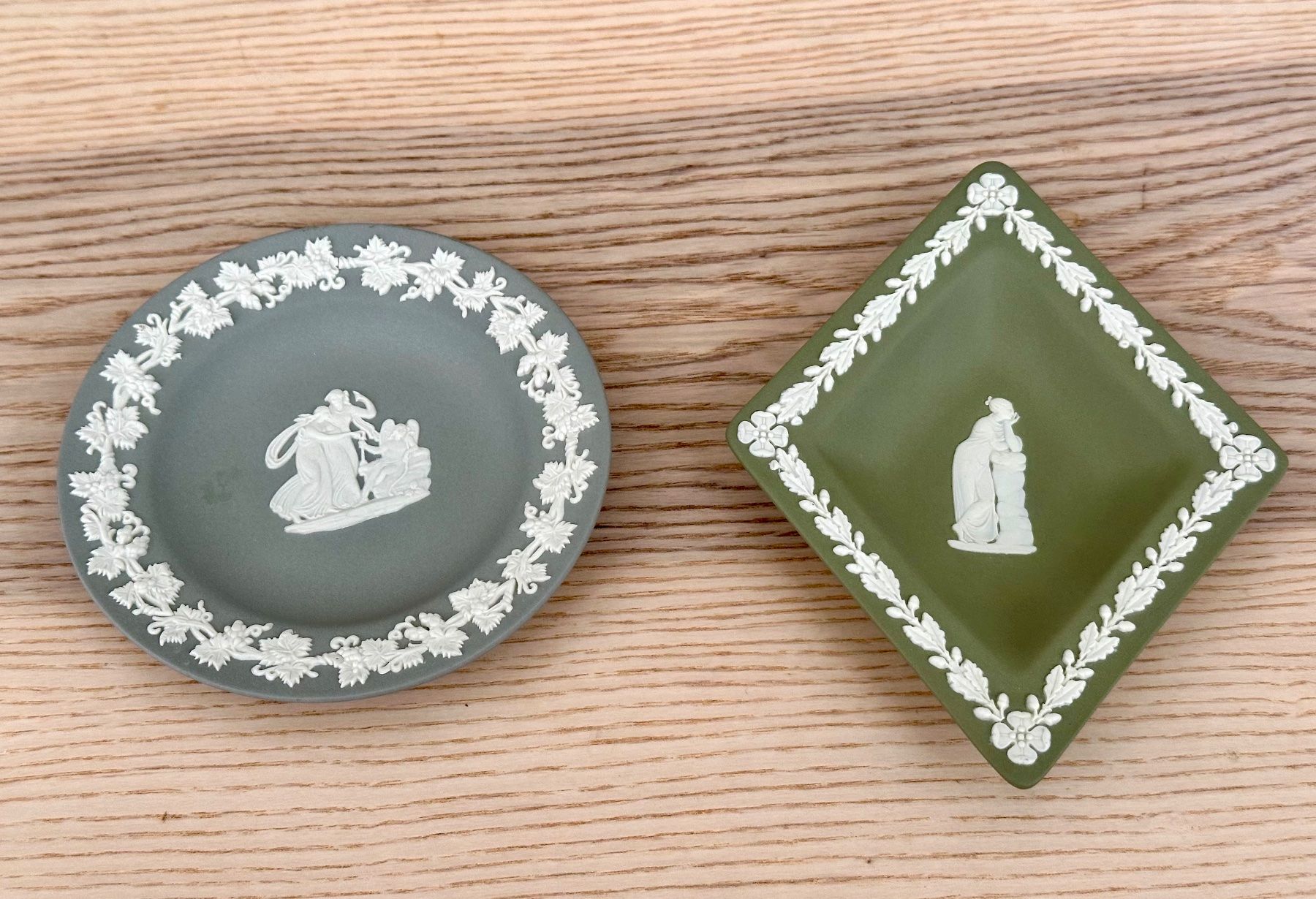 Wedgwood Piatti: Zwei Wedgwood Jasperware Teller – Usato da Onex venduto da Joliechose6