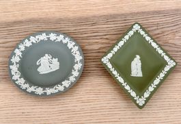 Zwei Wedgwood Jasperware Teller