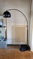 Lampadaire en arc moderne / Moderne Bogenleuchte aus Stahl