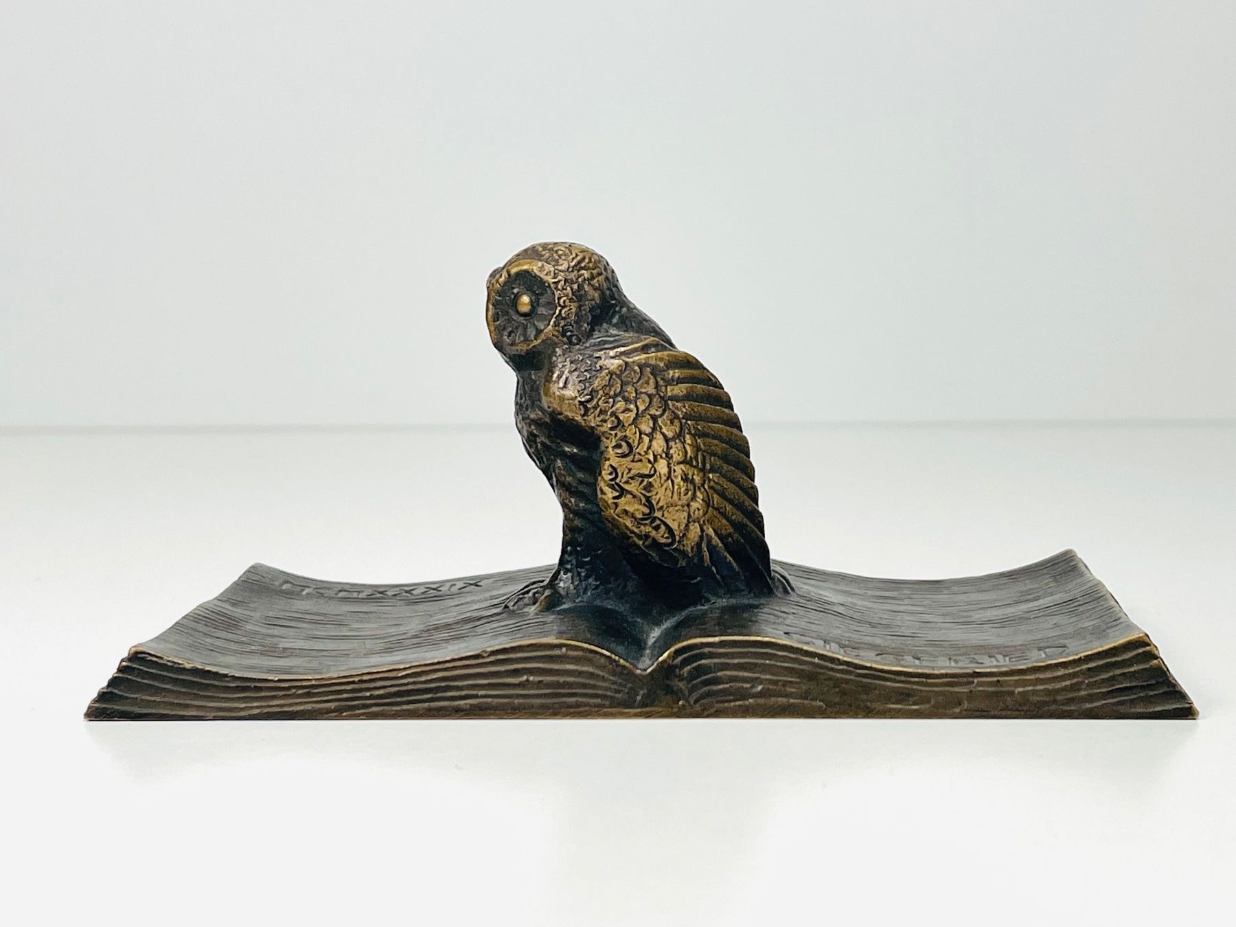 Statuette: Antike Bronze-Figur: Eule auf Buch (J.F. Büchs, um 1900) – Usato da Zürich venduto da Arche_Brockenhaus 1
