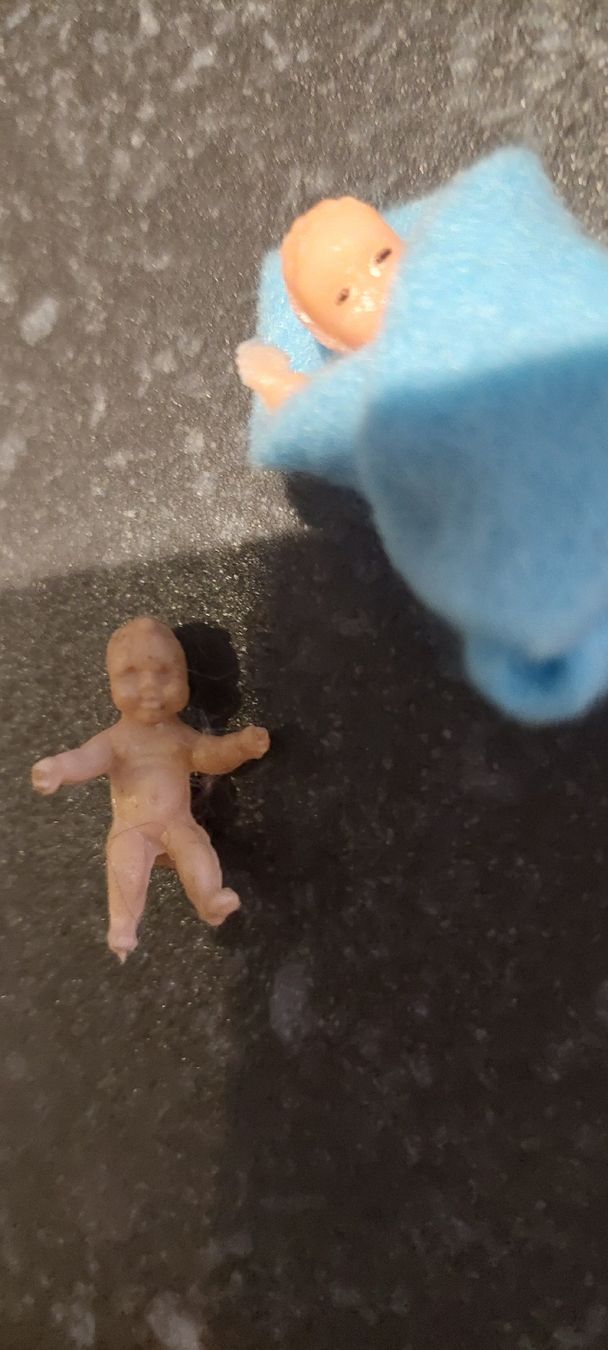 Case e mobili per bambole: 3 Miniaturen Püppchen  – Usato da Muri AG venduto da nindo1 7