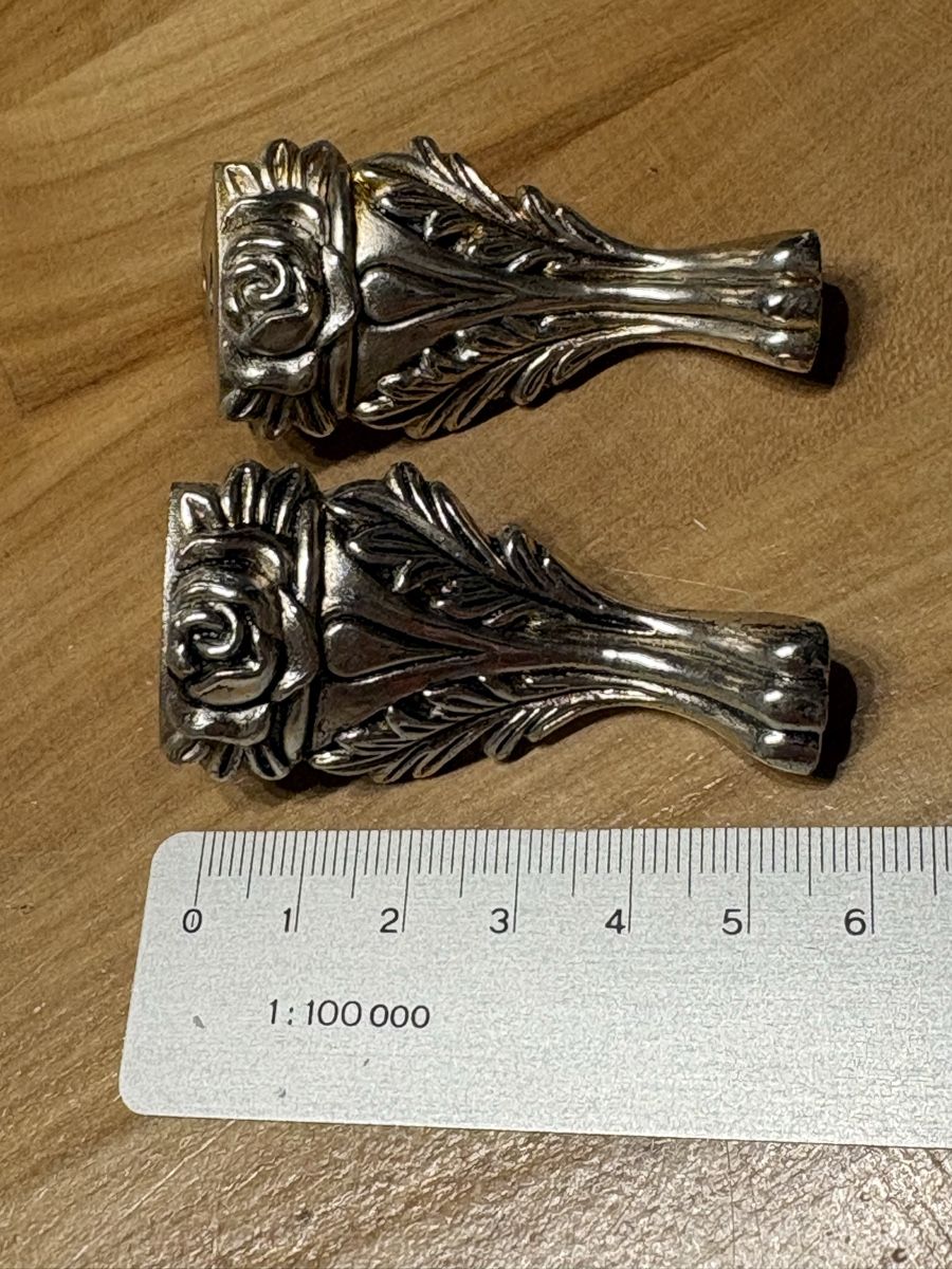 Ferramenta: 2 Möbelfüsse aus metall – Usato da Rümlang venduto da euqinom16