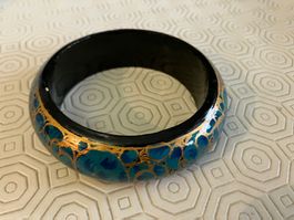 Braccialetto in legno rigido con decoro fiorato