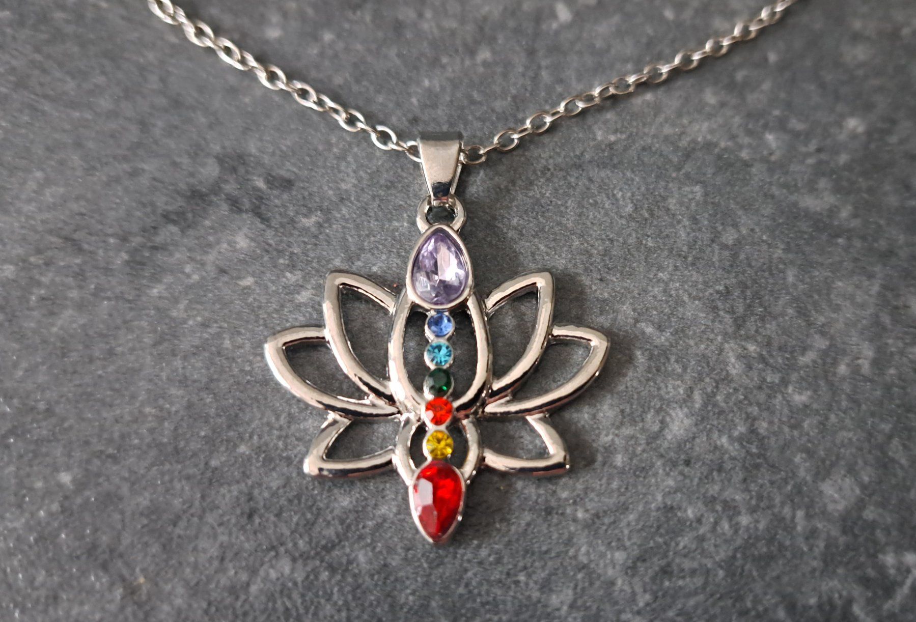 Catenine: Collier avec pendentif lotus 7 chakras – Nuovo e nell'imballaggio originale da St-Imier venduto da supernova21