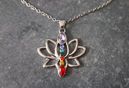 Collier avec pendentif lotus 7 chakras