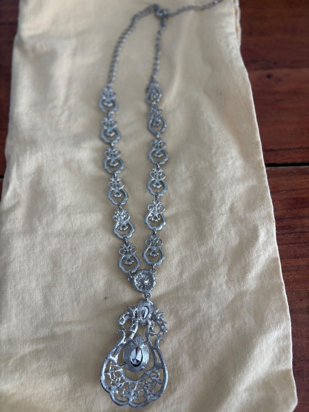 Catenine: Elegantes Statement-Collier mit funkelnden Kristallsteinen – Usato da Basel venduto da mari474 2