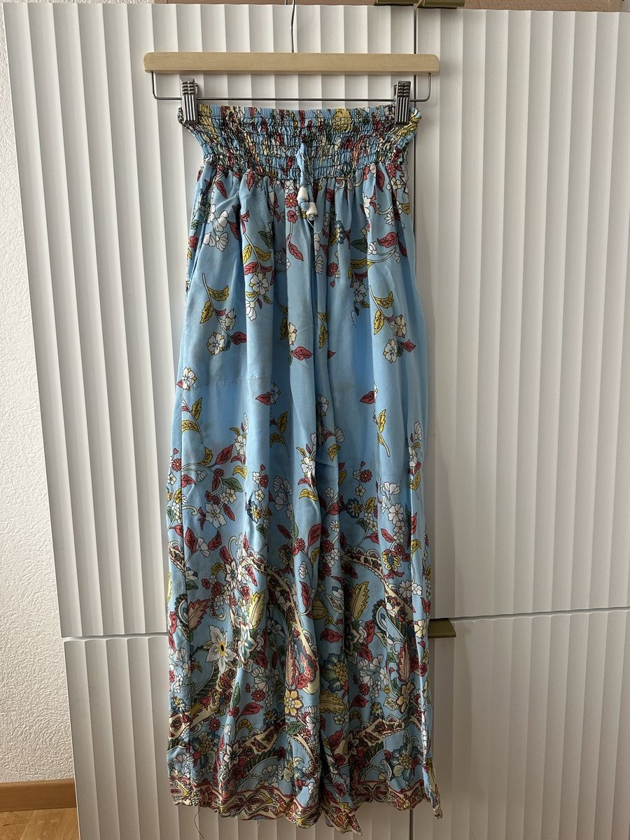 Pantaloni: Hellblaue Sommerhose mit Blumenmustern! – Usato da St. Gallen venduto da adr_l9jg