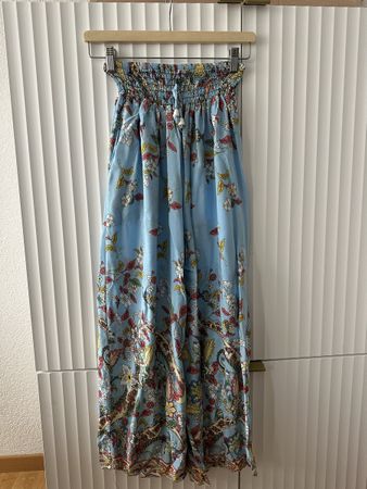 Hellblaue Sommerhose mit Blumenmustern!