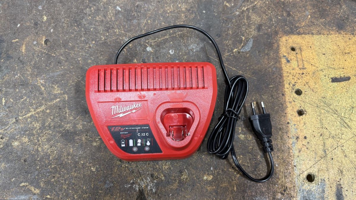 Milwaukee Caricatori & Batterie: Milwaukee M12 Ladegerät – Usato da Wolfhalden venduto da Lukasbisch05