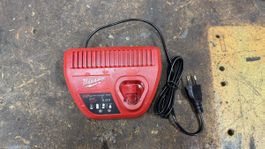 Milwaukee M12 Ladegerät