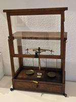 Antike Apothekerwaage Holz mit Vitrine gebrauchter Zustand