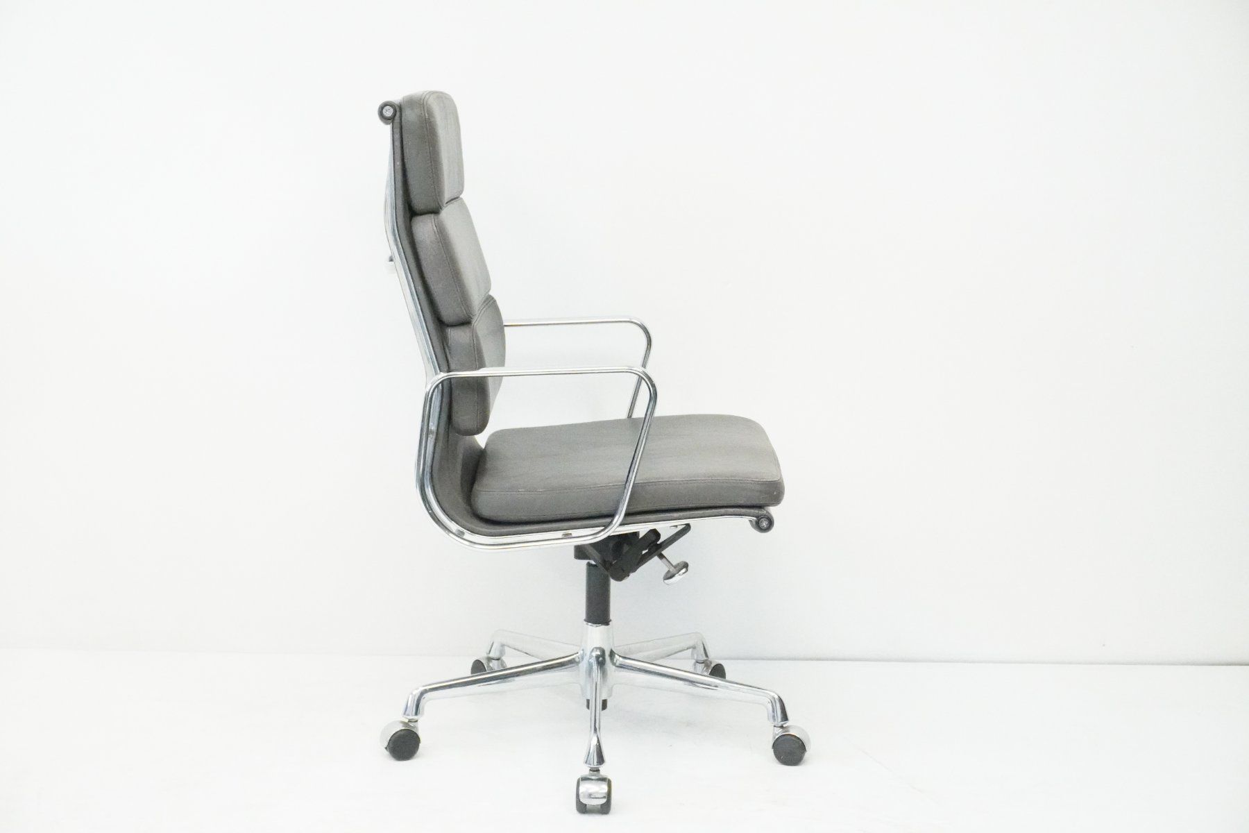 Vitra Sedie: Vitra Eames Soft Pad EA219 Leder grau Designklassiker – Usato da Bad Zurzach venduto da QLASSIQ 8