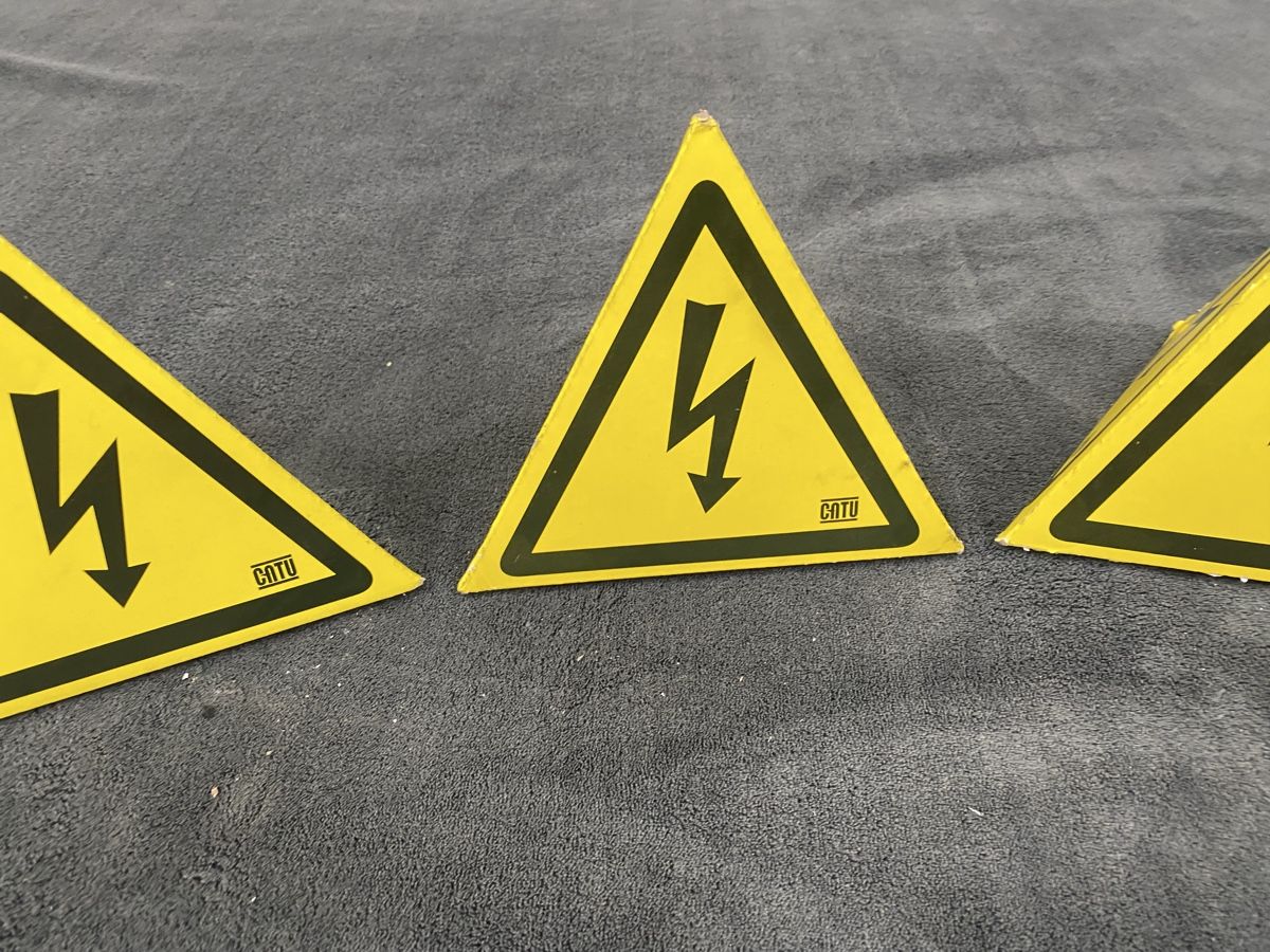 Insegne: Warnpyramiden für Hochspannung magnetisch – Usato da Hägglingen venduto da Karin0802 3