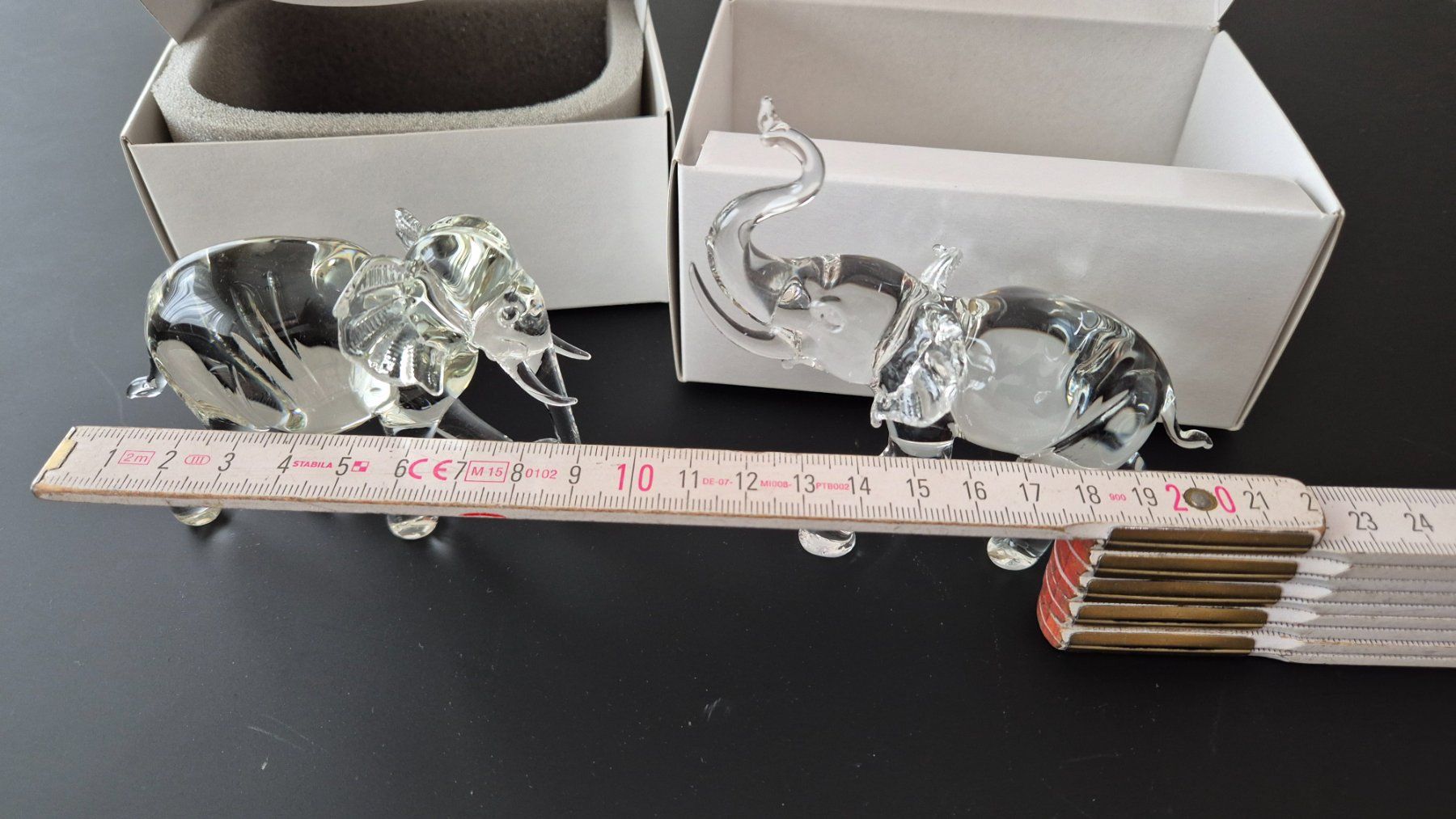 Glasi Hergiswil Tutte le decorazioni: Elefanten aus Glas, 2 Stück – Nuovo e nell'imballaggio originale da Schönenbuch venduto da Rasmo 2