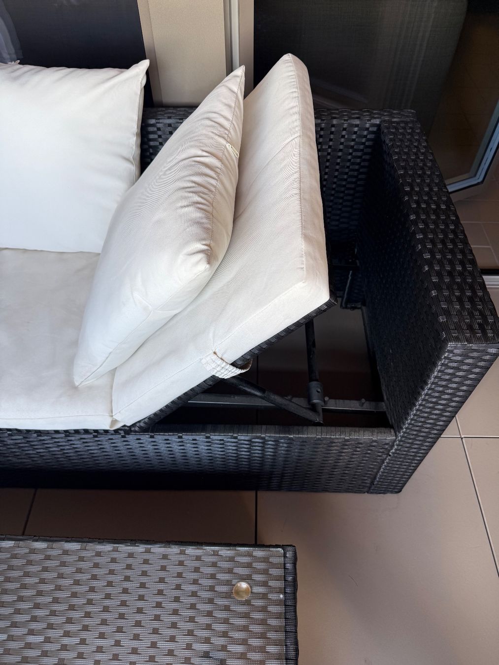 Sofas: Polyrattan Lounge mit Tisch & 2 Hockern – Gebraucht aus Schlieren von Javisnchz 3