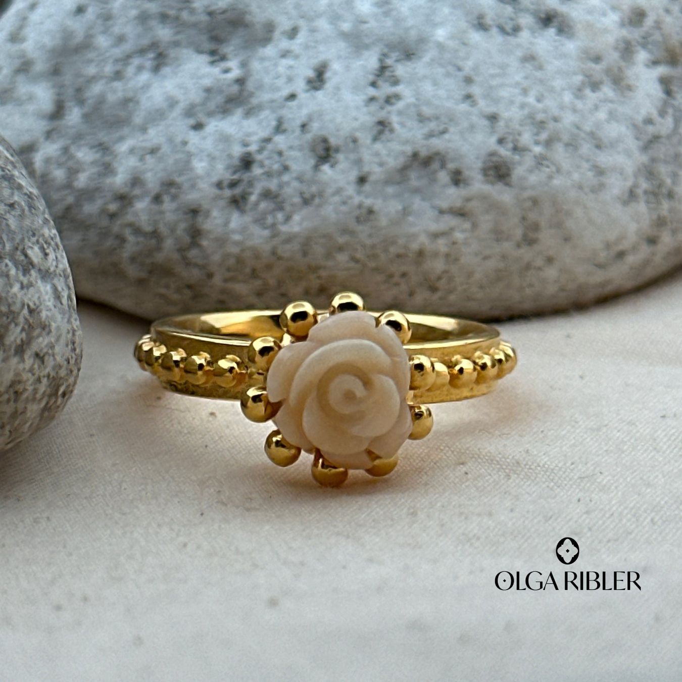 Olga Ribler Anelli: Edelstahl 4 mm  Ring mit Korallenrose,  Ringgrösse 60 – Nuovo (secondo la descrizione) da Luzern venduto da Schmuckoutlet 4