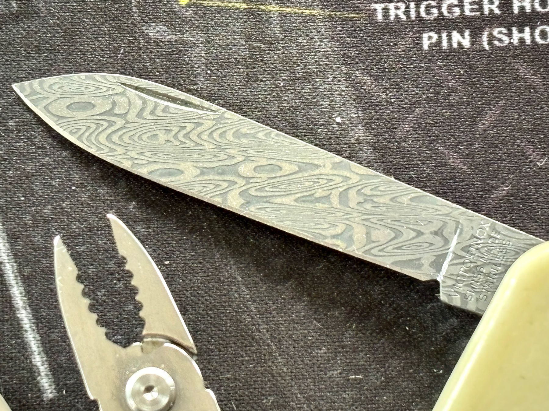 Victorinox Coltelli tascabile: Victorinox Damast 2018 Compact-Mod., Büffelknochen-Schalen – Nuovo (secondo la descrizione) da Frauenkappelen venduto da Doc_Snyder 4