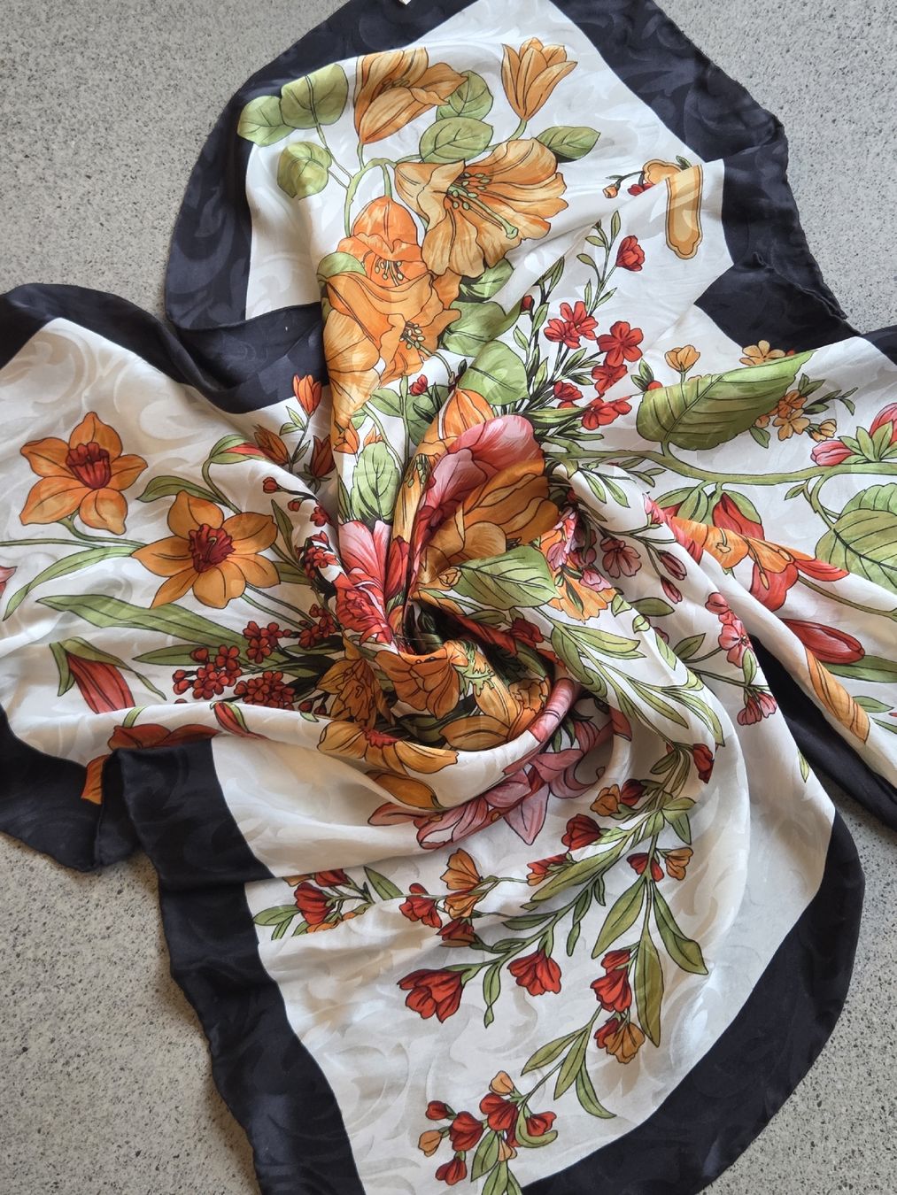 Foulards, Tücher & Schals: Seidenfoulard 88 x 88 cm – Neu und originalverpackt aus Frauenfeld von Schenken-mit-Herz 1
