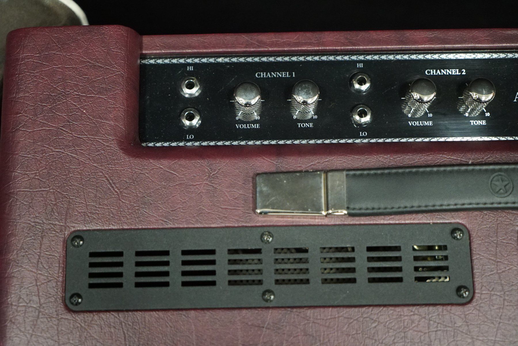 Blackstar Amplificatori: Blackstar Artisan 15 Röhrencombos mit Hülle – Usato da Ortschwaben venduto da Musictrade 2
