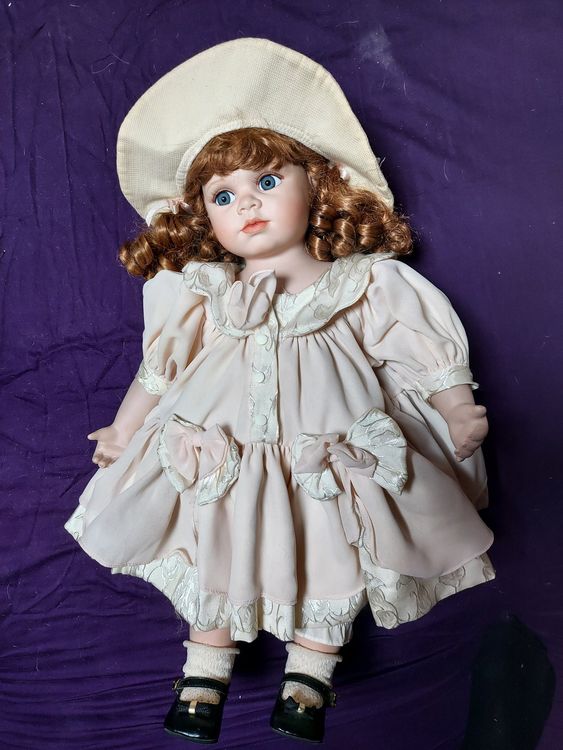 Poupée de collection en porcelaine 21 cm. Excellent état (sauf une semelle de