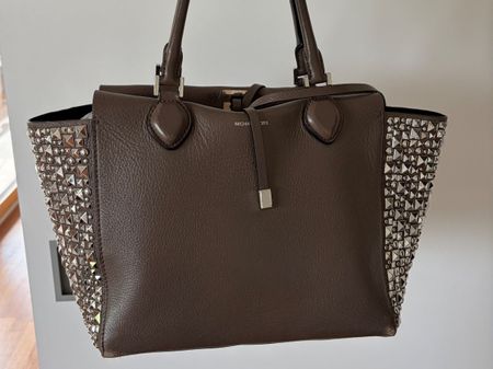 Michael Kors Tasche taupe mit Nieten Details