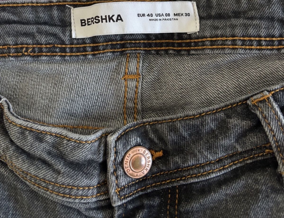 Bershka Pantaloni: Graue Bershka Hose – Usato da Dättlikon venduto da rah_c575 2