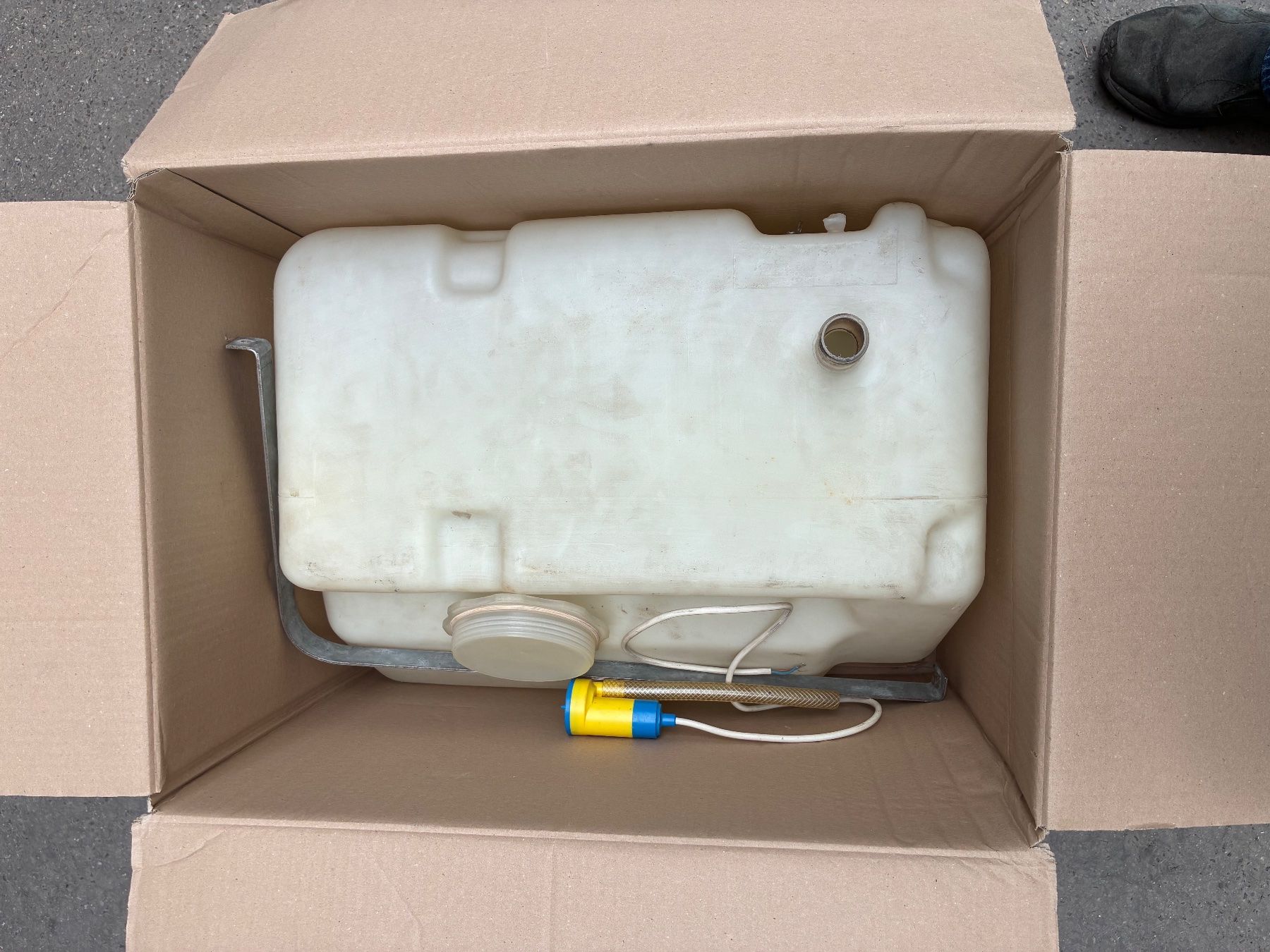 Abbeveratoi e trogoli: VW T3 Frischwassertank Neu – Nuovo e nell'imballaggio originale da Basel venduto da rfb01