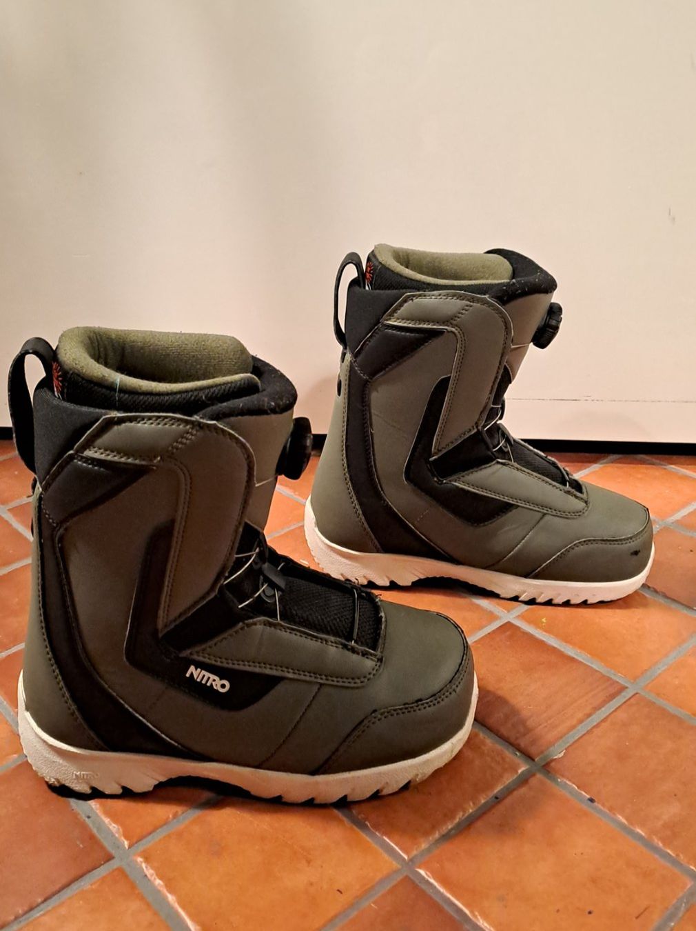 Snowboard Nitro Scarpe per ragazzi: Nitro Snowboard Schuhe Gr.36 2/3 – Usato da Oberrieden venduto da Raja011